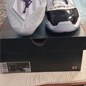 Like New! Jordan B’LOYAL WHITE/COURT PURPLE-BLACK and excellent condition!